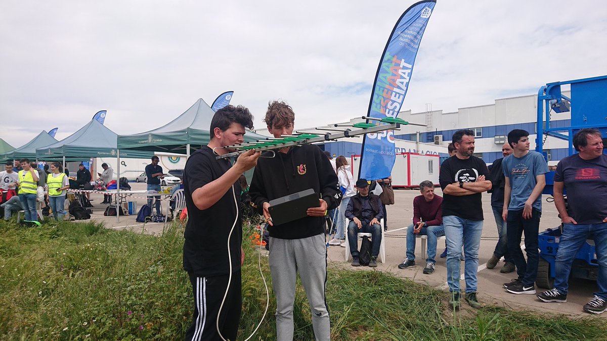 eseiaat_upc's tweet photo. Preparats per rebre el senyal del #CanSat!!
@la_UPC @EseroSp @tic #Terrassa #ESEIAAT https://t.co/Am1c1f00uh