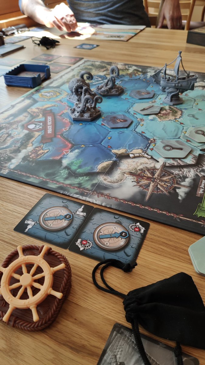 MUWINSblog's tweet photo. Zum Auftakt des Muwins-Samstags geht's auf die hohe See mit #FeedTheKraken - social deduction mit ordentlich Piratenflair https://t.co/XjwXv0lXhD