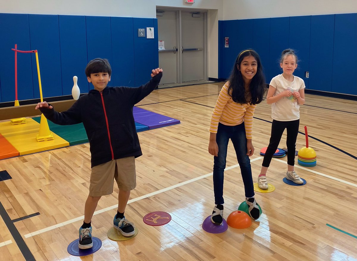 FalesPrincipal's tweet photo. Fun Friday in physical education! 💙🦔 #Fales https://t.co/k0NIgzOCdj