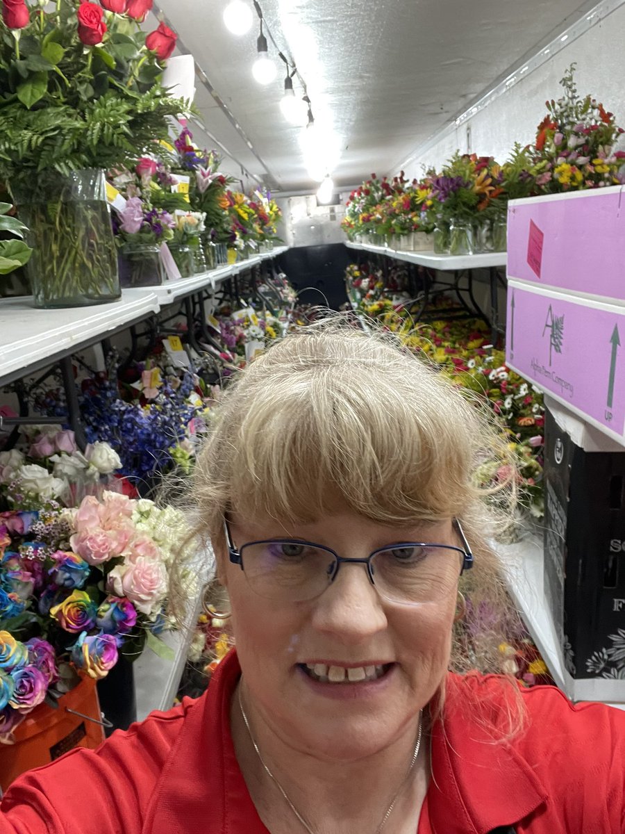 It’s that time again to think about your moms!! It’s Mother’s Day tomorrow.  I’ve been hard a work the past week working on the perfect arrangement. 😊💐🌻🌷🌺#beautifulflowers #MothersDay