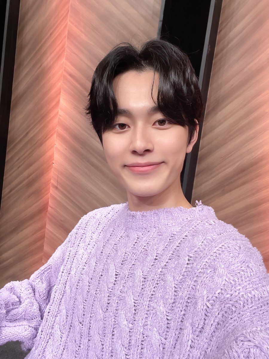 [📢] JTBC <#차이나는클라스> 출연 안내 

선호와 새로운 세계로 빠져보는 차클 시간! 🙂
오늘은 양정무 교수님이 들려주는 그림과 돈 이야기와 함께! 미술의 세계로 들어가 보는 건 어떨까요? 🎨 잠시 후 10시 30분, '차이나는 클라스'에서 만나기로 약속해요! 🤙

#유선호 #YOO_SEONHO