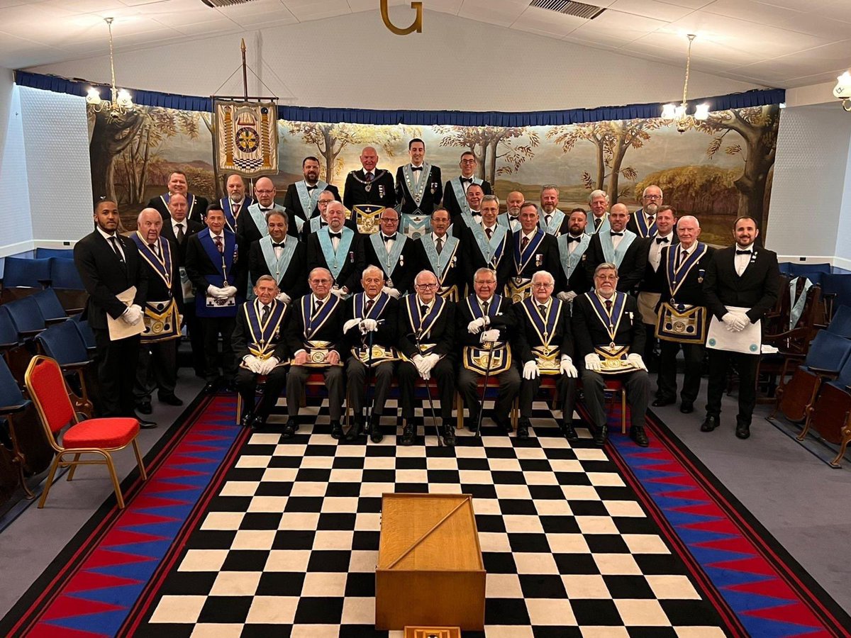 elingmanordc's tweet photo. As a celebration of the Queens Platinum Jubilee, Eling Manor decided to have a lodge picture. So good to have so many in attendance for such a good evening. https://t.co/uShNIaP6TI