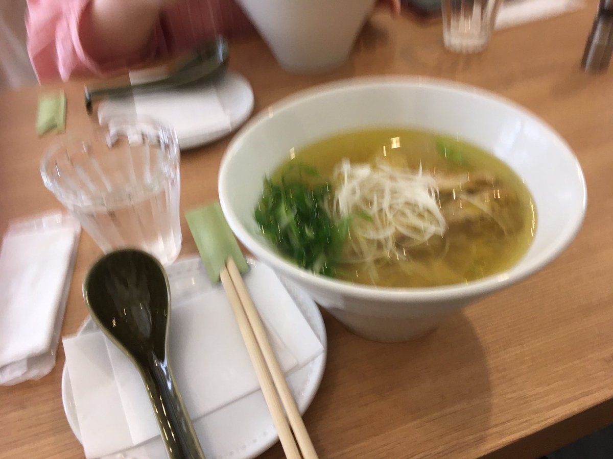 Mitsui_kun00's tweet photo. みんなで鶏塩ラーメンたべたの日
しらがねぎ、おいしいおいしい https://t.co/tKgQpg80AH