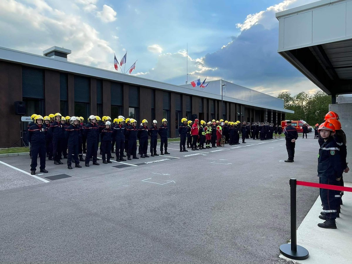 philippemoureau's tweet photo. Hier, @Prefet39, le Président du #SDIS39 et @dbrulebois ont inauguré le centre de secours principal du Bassin Lédonien et le Pôle logistique. Un grand bravo à mes équipes qui ont piloté ces constructions et qui font aujourd'hui vivre ce bel outil au profit des sapeurs-pompiers. https://t.co/NQv3loFipS