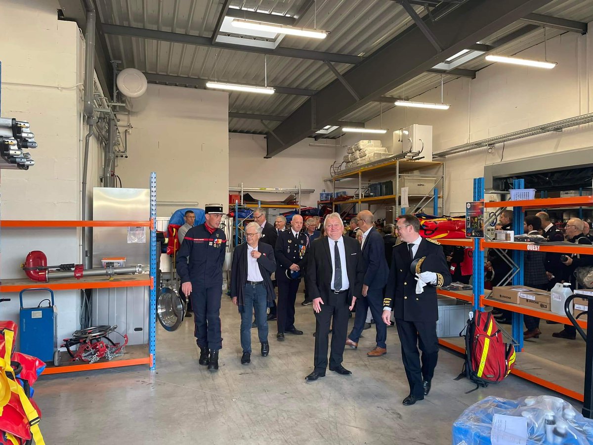 philippemoureau's tweet photo. Hier, @Prefet39, le Président du #SDIS39 et @dbrulebois ont inauguré le centre de secours principal du Bassin Lédonien et le Pôle logistique. Un grand bravo à mes équipes qui ont piloté ces constructions et qui font aujourd'hui vivre ce bel outil au profit des sapeurs-pompiers. https://t.co/NQv3loFipS