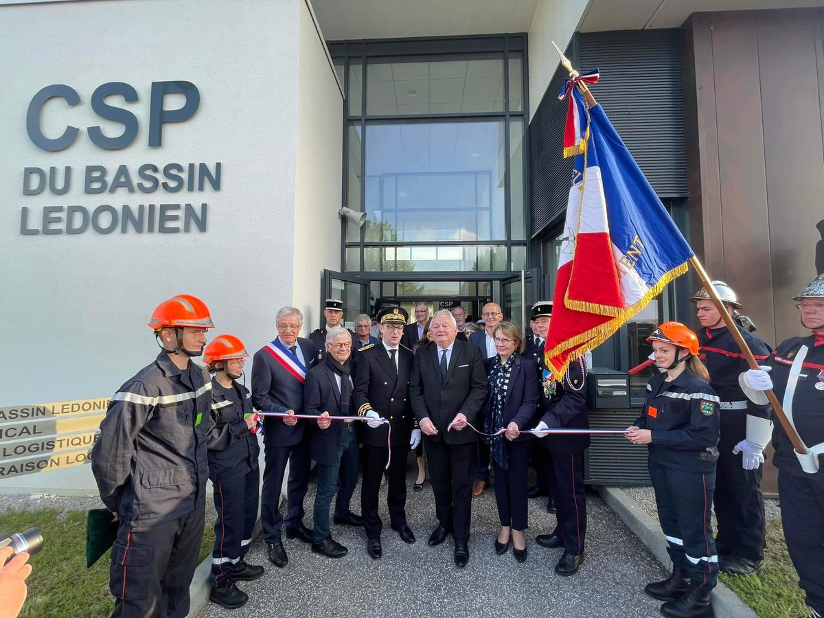 philippemoureau's tweet photo. Hier, @Prefet39, le Président du #SDIS39 et @dbrulebois ont inauguré le centre de secours principal du Bassin Lédonien et le Pôle logistique. Un grand bravo à mes équipes qui ont piloté ces constructions et qui font aujourd'hui vivre ce bel outil au profit des sapeurs-pompiers. https://t.co/NQv3loFipS
