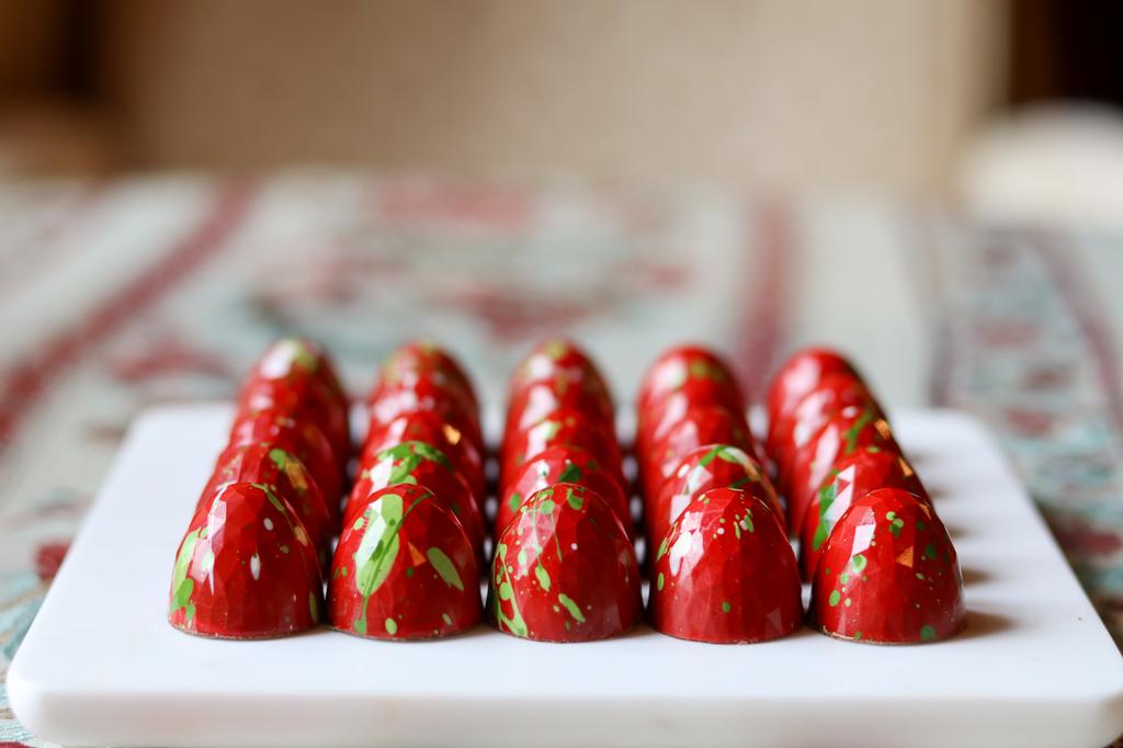 paulapastry's tweet photo. 'Legend - Opalys - Irish Strawberry - Woodruff'
@ashfordcastle 
@red_carnation

#ChocolateAmenities 
#Howwetreadright https://t.co/EgmyIdaLZU