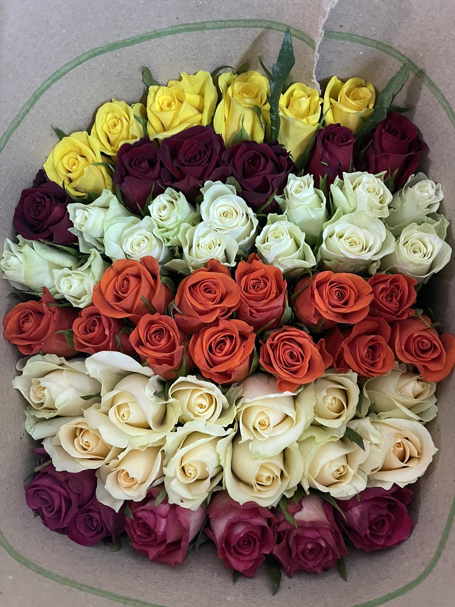 BellaFlowersRw's tweet photo. What Color of roses best describes your feelings about your mom? 
#MothersDay2022 https://t.co/24ySbmL3jk