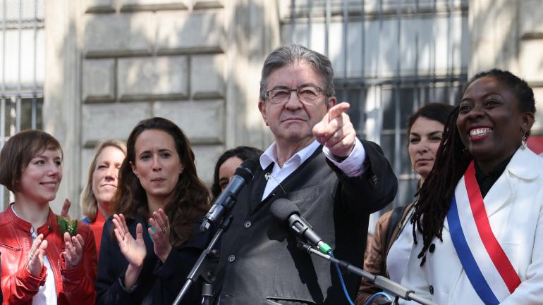 franceinfo's tweet photo. DIRECT 🔴 Législatives 2022 : Jean-Luc Mélenchon ne sera "vraisemblablement" pas lui-même candidat aux législatives
https://t.co/E5kefCHlwl https://t.co/xKvSHkjFIl