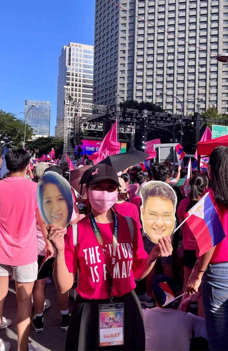 Bka po makita nyo yung friend ko. Hawak hawak nya po yung ulo ko para kasama padin po kami sa rally.. bigyan nyo po sya nang souvenir hehe.. 🌸🌸🌸😘😘 #MakatiIsPink #Ipana7oNa10to #leni #LeniKiko #MakatiIsPink