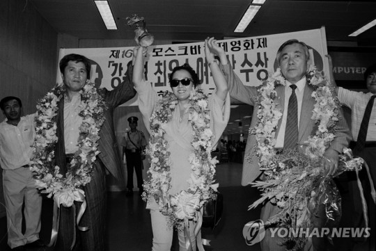 Ayer la actriz Kang Soo-yeon fue encontrada inconsciente tras un paro cardíaco y hoy se confirma lo peor. Nos deja una leyenda del cine y la primera actriz asiática en ganar el premio a Mejor...