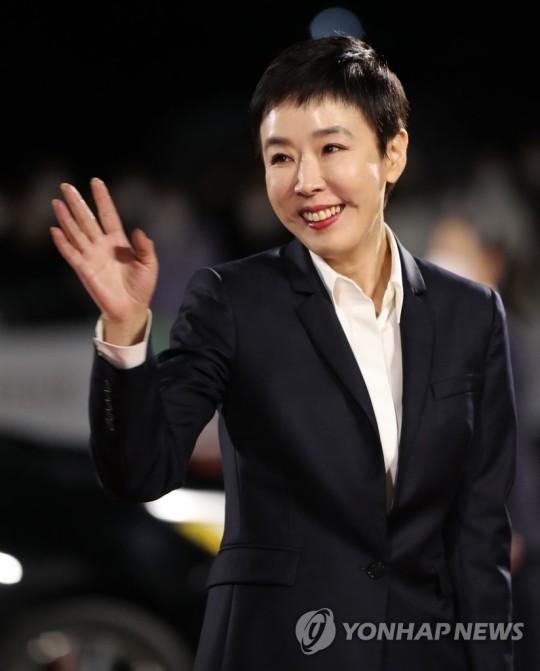 Ayer la actriz Kang Soo-yeon fue encontrada inconsciente tras un paro cardíaco y hoy se confirma lo peor. Nos deja una leyenda del cine y la primera actriz asiática en ganar el premio a Mejor...