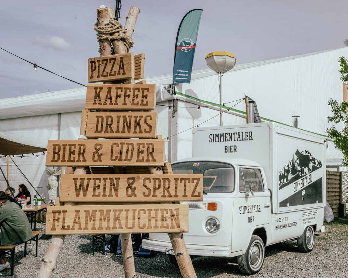 SimmentalerB's tweet photo. OPEN: Heute machen wir an der BEA zusätzlich zur Bar den legendären Bier-Bully auf. Komm doch vorbei und zwar ab 11.00 Uhr🍻

#BEA #bully #bier #vw #vwbus #simmental #simmentalerbier https://t.co/uyDppr5WgR
