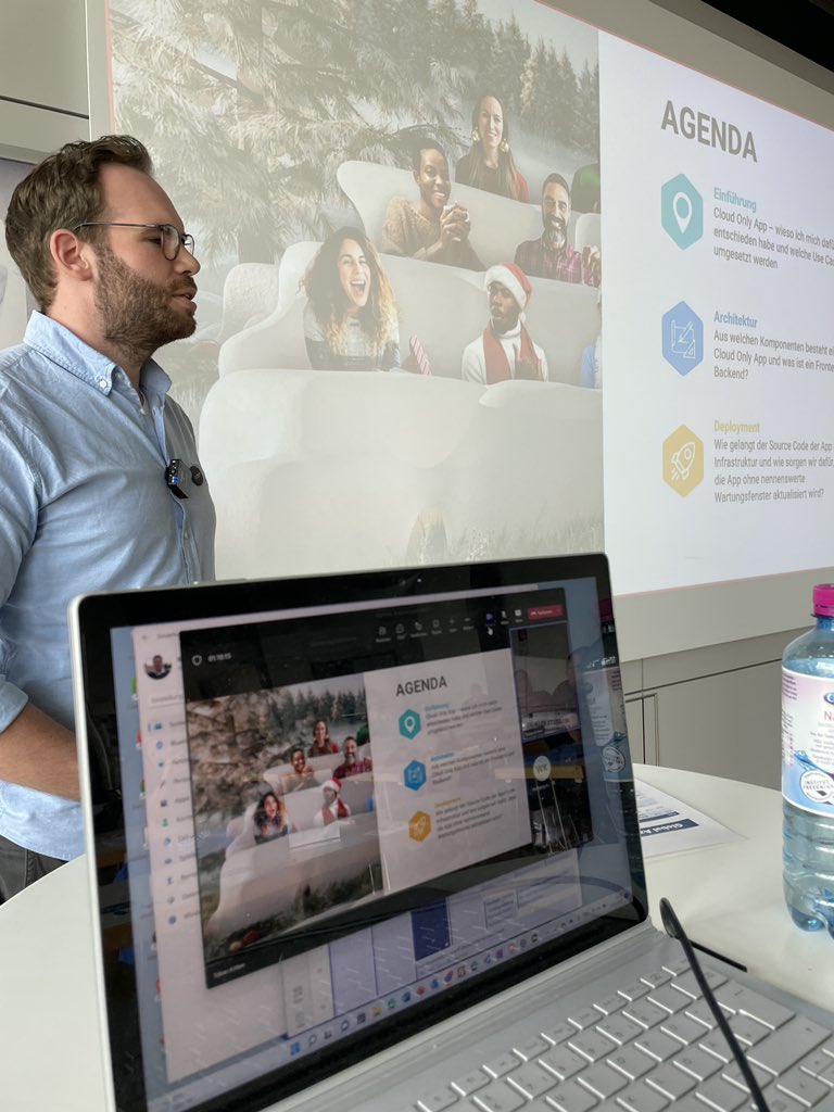 azurecgn's tweet photo. Hybrid per #MicrosoftTeams und inperson an der #Fhdw #azurecgn
Keynote von Tobias Kritten https://t.co/OJVvWfGvMh