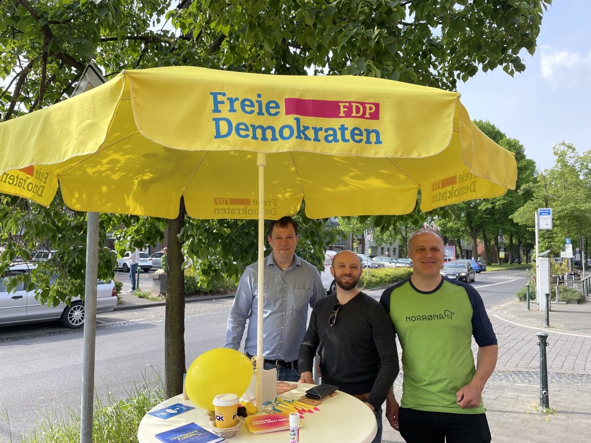 PhilFriedPU's tweet photo. FDP-Wahlkampf-Stand Stommeln mit Hans-Christian Rabenhorst und Phil Friedrichsmeier: Guter Austausch - unterstützt heute von "Überraschungsgast" Christian Pohlmann
#FDP #fdppulheim #fdprheinerft #Stommeln #Stommelerbusch #Ingendorf #Pulheim #ltw22 #vonhierausweiter https://t.co/DeOE6EkLmG