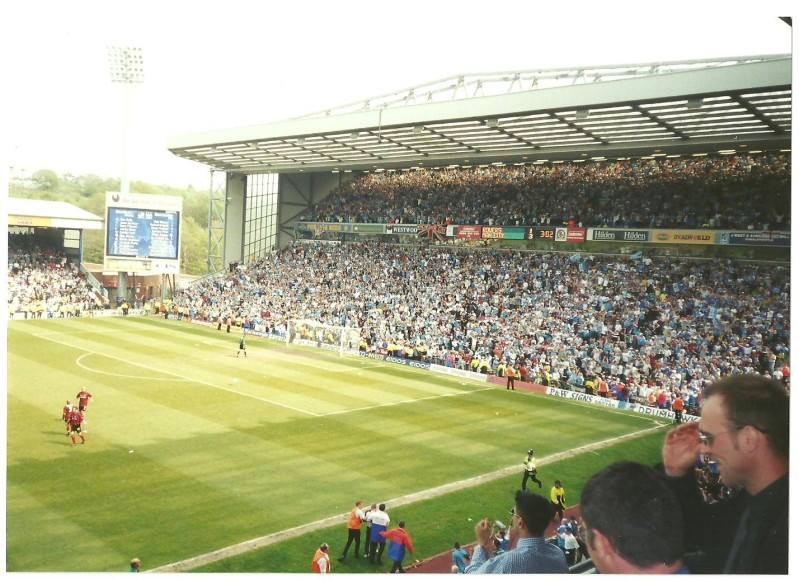 Awaydays23's tweet image. ON THIS DAY 2000: Manchester City celebrating promotion at Blackburn Rovers #MCFC