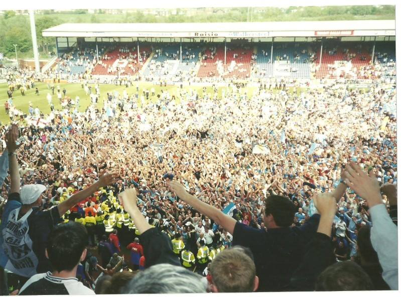 Awaydays23's tweet image. ON THIS DAY 2000: Manchester City celebrating promotion at Blackburn Rovers #MCFC