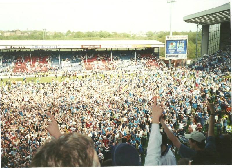 Awaydays23's tweet image. ON THIS DAY 2000: Manchester City celebrating promotion at Blackburn Rovers #MCFC