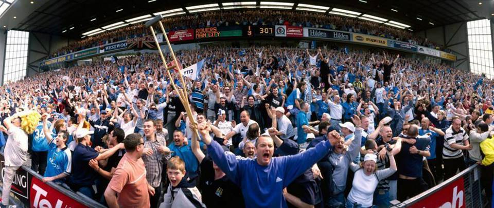 Awaydays23's tweet image. ON THIS DAY 2000: Manchester City celebrating promotion at Blackburn Rovers #MCFC