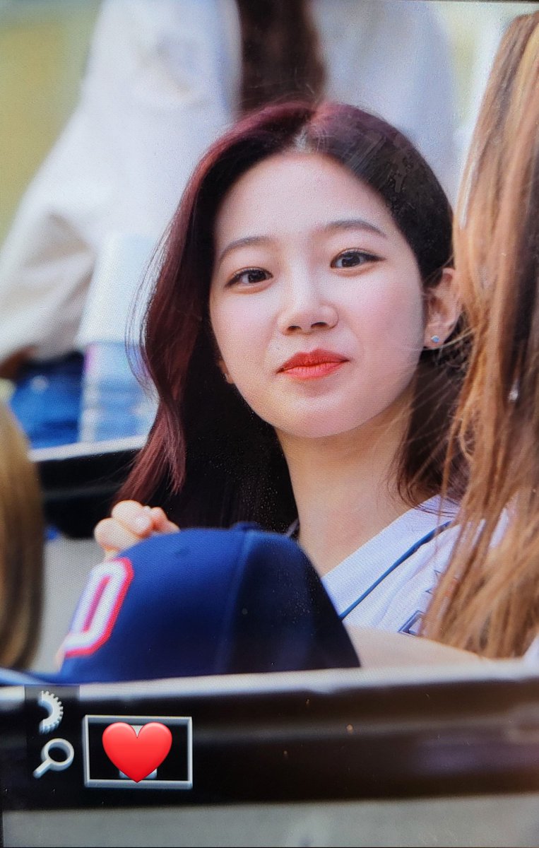 Last_leaf_0809's tweet image. 220507 야구장 프리뷰

치킨에 신난 애깅

#카즈하 #KAZUHA 
#르세라핌 #LE_SSERAFIM