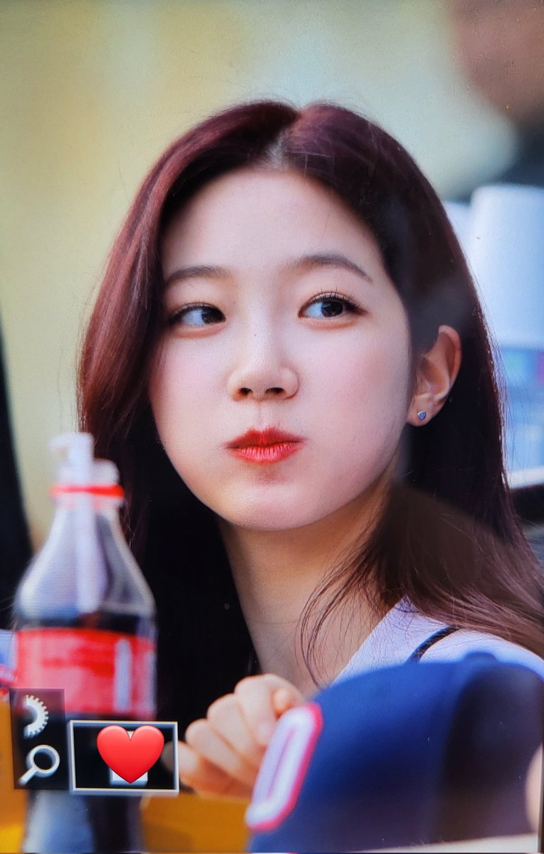 Last_leaf_0809's tweet image. 220507 야구장 프리뷰

치킨에 신난 애깅

#카즈하 #KAZUHA 
#르세라핌 #LE_SSERAFIM