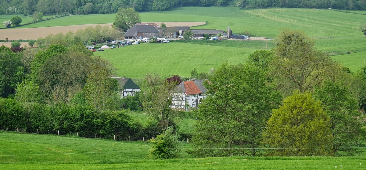 Martin1960's tweet photo. Via #Terziet en - excusez le mot  - #Kuttingen nu richting kasteel #Beusdael in #België 😎🚴‍♂️☀️ https://t.co/EhmfYi6Im8