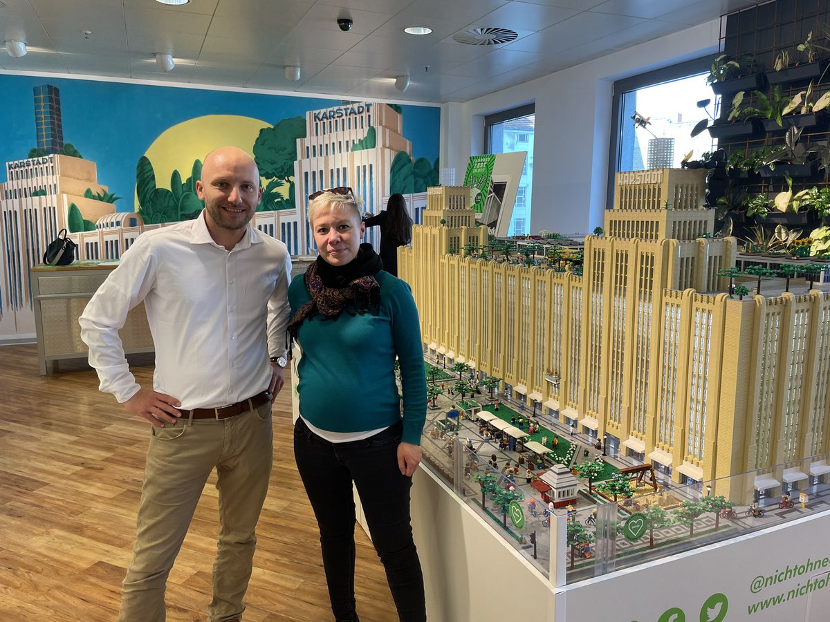 hzl_fk's tweet photo. Gestern haben @frau_miersch und ich uns im Karstadt am Hermannplatz umgeschaut. Die Planungen sind vielversprechend und State of the Art. Die Planer:innen setzen dabei auf umweltfreundlichen Holzbau. Der Vorplatz wird umfassend saniert. Großartige Chance für Kreuzkölln. https://t.co/tgbxj1Cqfm