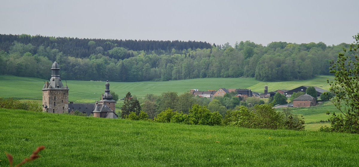 Martin1960's tweet photo. Via #Terziet en - excusez le mot  - #Kuttingen nu richting kasteel #Beusdael in #België 😎🚴‍♂️☀️ https://t.co/EhmfYi6Im8