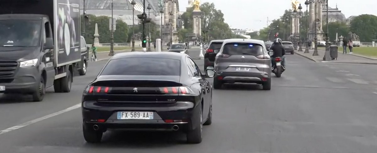 tcabarrus's tweet photo. La photo (sans grand intérêt) du convoi présidentiel qui traverse #Paris pour se rendre à l'#Elysee. À chaque fois, ça me rappelle l'exploit de feu #BenoitDuquesne, le journaliste qui avait poursuivi la voiture de #JacquesChirac à moto en 1995 https://t.co/y70ZqfpIv2