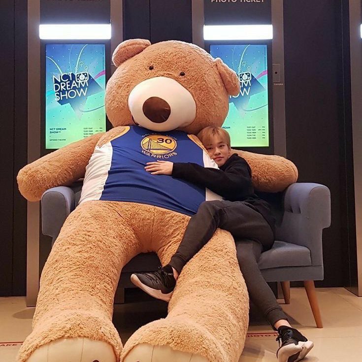 ตุ๊กตาตัวนี้ของน้องเล่อจริง ๆ คือซื้อมาแล้วต้องเย็บเอาเองละอินจุนก็เย็บอะน้องเล่อเลยบอกโตขึ้นให้แต่งงานกับคนแบบเหรินจวิ้นนะเป็นคนสะอาด เพ้นท์รองเท้าก็เป็น ทำอาหารก็เป็น เย็บผ้าก็เป็นเป็นผู้ชายที่เพอร์เฟคเลยครับ