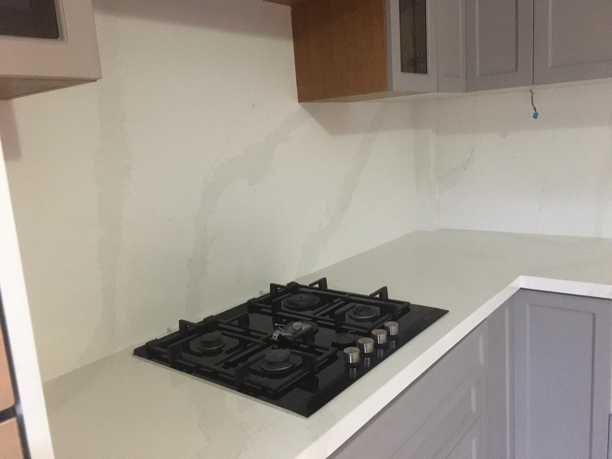 Kuvars Yüzeyli tezgah malzemeleri; Leke direnci yüksek, sıvıları emmeyen düşük gözenekli bir yüzeylerdir.
Ayrıntılı bilgi için  ; 
kuvarstezgah.com/anasayfa
05326476996
#kuvarstezgah #quartztezgah #kuvars #kuvarstezgahfiyatları  #mutfaktezgahı   #kuvarsyuzeyler #quartzsurfaces