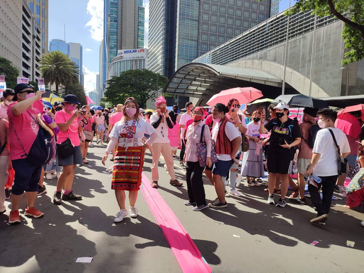 katribu_intra's tweet photo. TIGNAN: Nakiisa ang Katribu Youth kasama ang iba't ibang IP advocates at malawak na hanay ng masa sa Miting De Avance ng tambalang Leni-Kiko upang magpakita ng suporta. 

#MakabayangPagbabago2022 ✨
#37LabogSaSenado
#16ColmenaresSaSenado
#IpanaloNa10Ito https://t.co/Ykg2wbY00a