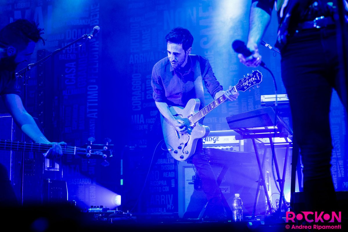 rockonitalia's tweet photo. FAST ANIMALS AND SLOW KIDS: guarda le foto e scopri la scaletta del concerto al Fabrique di Milano #fask #fastanimalsandslowkids

📸➡️ https://t.co/lEMSH6QyBH https://t.co/H5vkkViAXZ