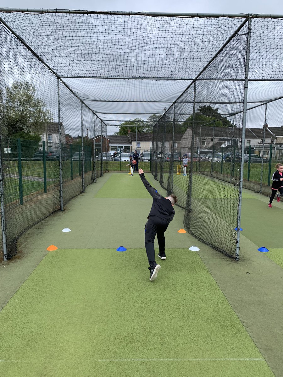 DafenCCJnr's tweet photo. Another busy busy Friday in the park.
9’s, 10’s and 11’s all out in huge numbers despite the miserable and cold weather.
Thanks to all coaches, parents and players!!
Lots of fun, class bowling and huge hitting on show!!
#smashit #alwayslearning #sunplease https://t.co/3ayhOAEajQ