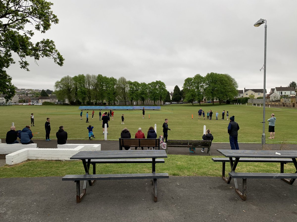 DafenCCJnr's tweet photo. Another busy busy Friday in the park.
9’s, 10’s and 11’s all out in huge numbers despite the miserable and cold weather.
Thanks to all coaches, parents and players!!
Lots of fun, class bowling and huge hitting on show!!
#smashit #alwayslearning #sunplease https://t.co/3ayhOAEajQ