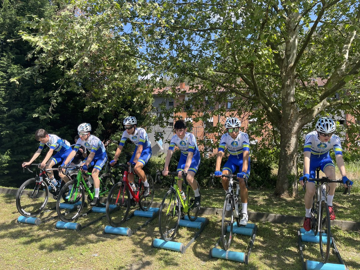 ClubCColindres1's tweet photo. Hoy la carrera se disputará de doble sector por la mañana contrarreloj de equipos y por la carrera en #VueltaMontañaCentral https://t.co/fCRBWI3jWJ