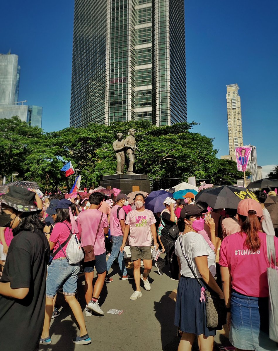 Geno5787's tweet image. Ayala Ave. Is Pink 💖💖💖💖

#LetLeniLead2022 #LeniRobredo2022 #LeniKiko2022 #makatindig