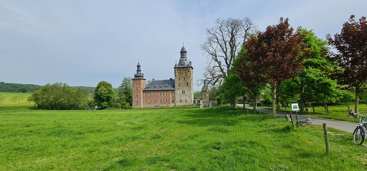 Martin1960's tweet photo. De grens loopt hier nogal grillig... Maar kasteel #Beusdael ligt toch écht in #België... 😎🚴‍♂️☀️ #Sippenaeken https://t.co/ItsPNjgCFZ