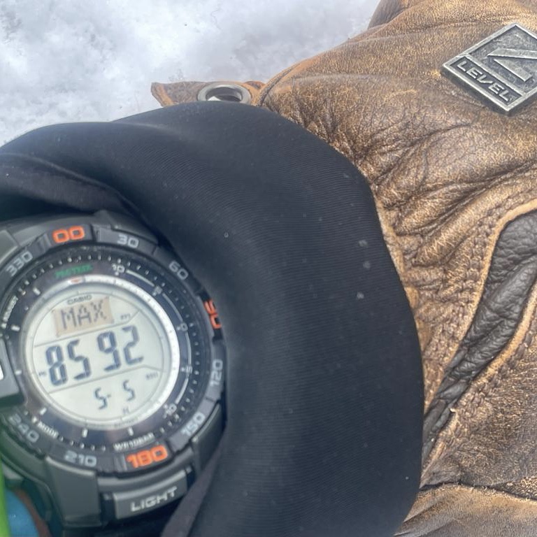 The satisfaction of reading this altitude on my watch, which will remain as indelible as the ascent of this mountain that I have attempted three times.  @marco_confortola-official 💪 12x8000 with #levelgloves #offpisteglove 🧤