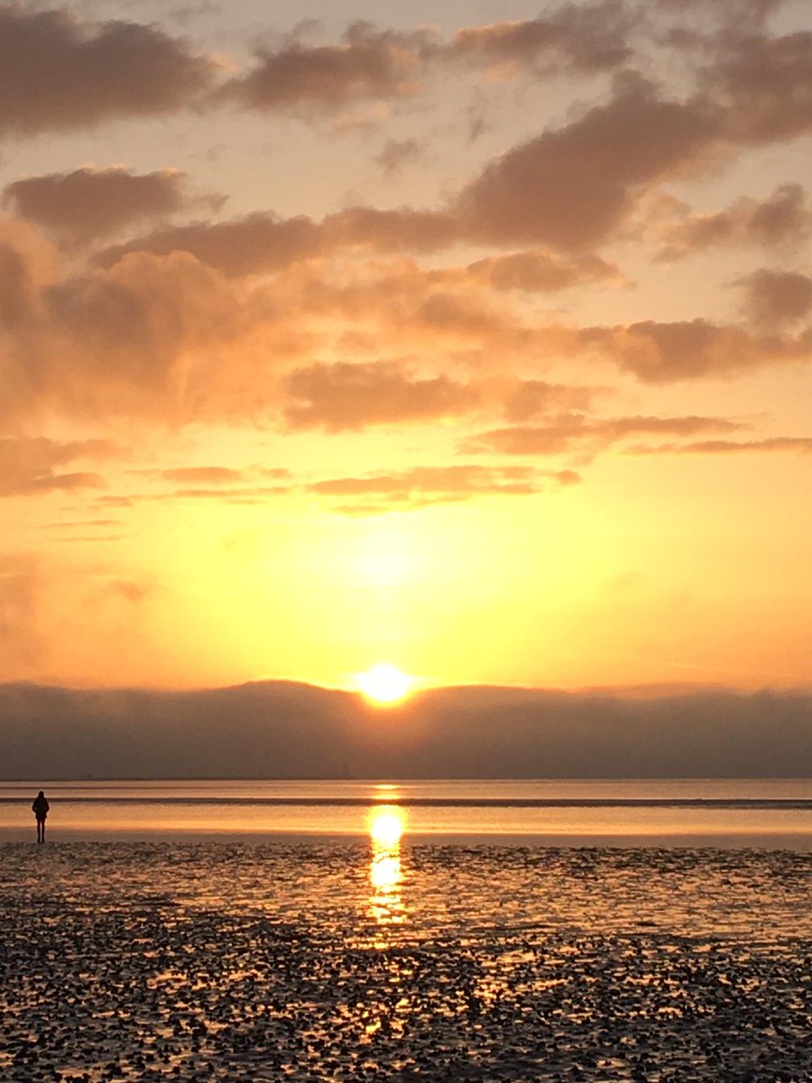 sandymountgc's tweet photo. Singing our hearts out early this morning for #DIL2022 lovely to see  so many out supporting @PietaHouse . Well done to all involved
@chrisandrews64 @SandymountD4 
A few #Sunrise photos from members @catherinemlmcg and Deirdre
"Another sunrise, another new beginning" https://t.co/aNnOla7gsS