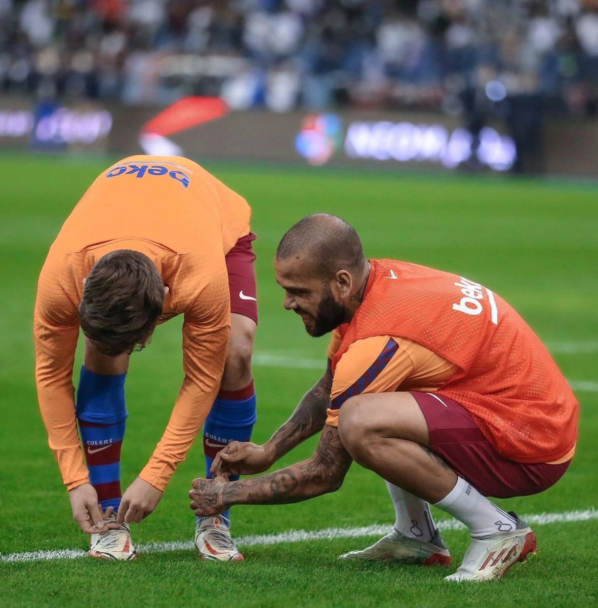 BarcaUniversal's tweet photo. Dani Alves: "I try to tell the youngsters that life is beautiful, and that they have to enjoy it. They are privileged to play football, making a living from something we love to do. I tell them: 'Let's swap our ages?' They're 17... 18... they've got to enjoy. They're at Barça!" https://t.co/gZUEQiWPWj