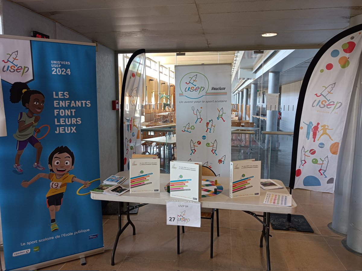 Aujourd'hui nous participons à la journée départementale de l'environnement dans l'enseignement auprès des enseignants. Nous présentons le classeur "les clés du Développement Durable"

#usepnationale
#eco-lab environnement vaucluse