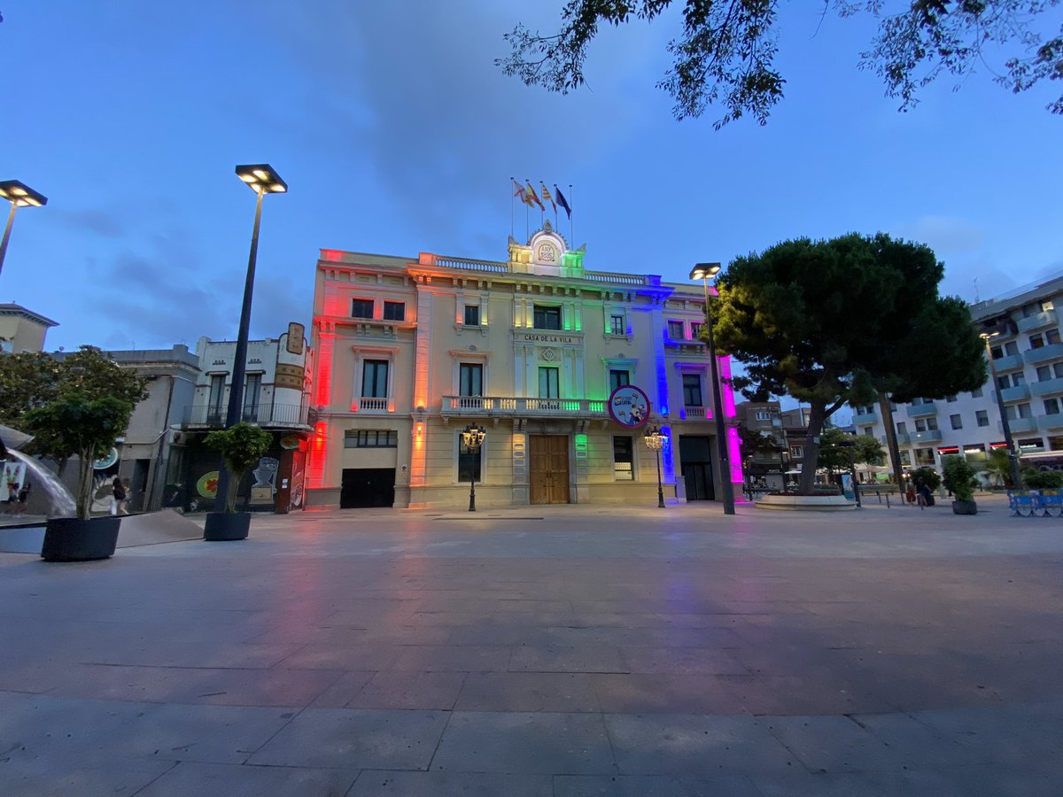 RogerSanjust's tweet photo. I a més si comparem imatges es podia preveure.. 
la primera es del 4/9/20 
La segona es del 28/ 6/21
I la tercera es del ultim dia de les festes de primavera.  
I perfectament es veu com el Pi cada vegada estama mes torçat… https://t.co/ShYK5CHmSp