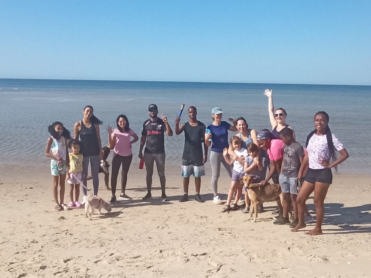 ASheppard_UK's tweet photo. Team @UKinMozambique happy to join the #GlobalMile today from Costa do Sol Beach Maputo. Now passing the baton over to @UKinZambia ! 🏃🏽‍♀️🏃🏼 https://t.co/LYvPibrC4M