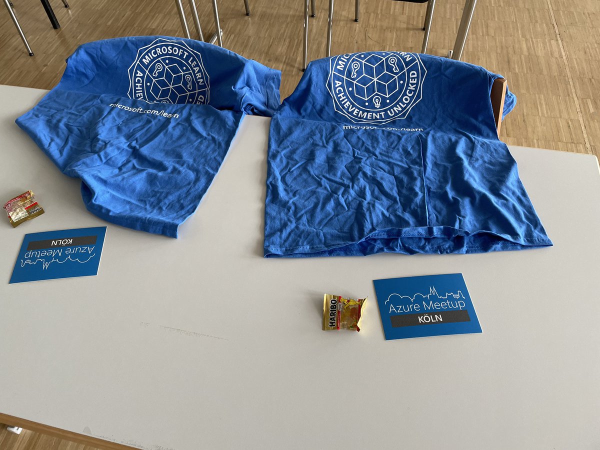 azurecgn's tweet photo. Gooodies und Stickertisch :) #azurecgn #globalazure https://t.co/4ke8Hf7T6k