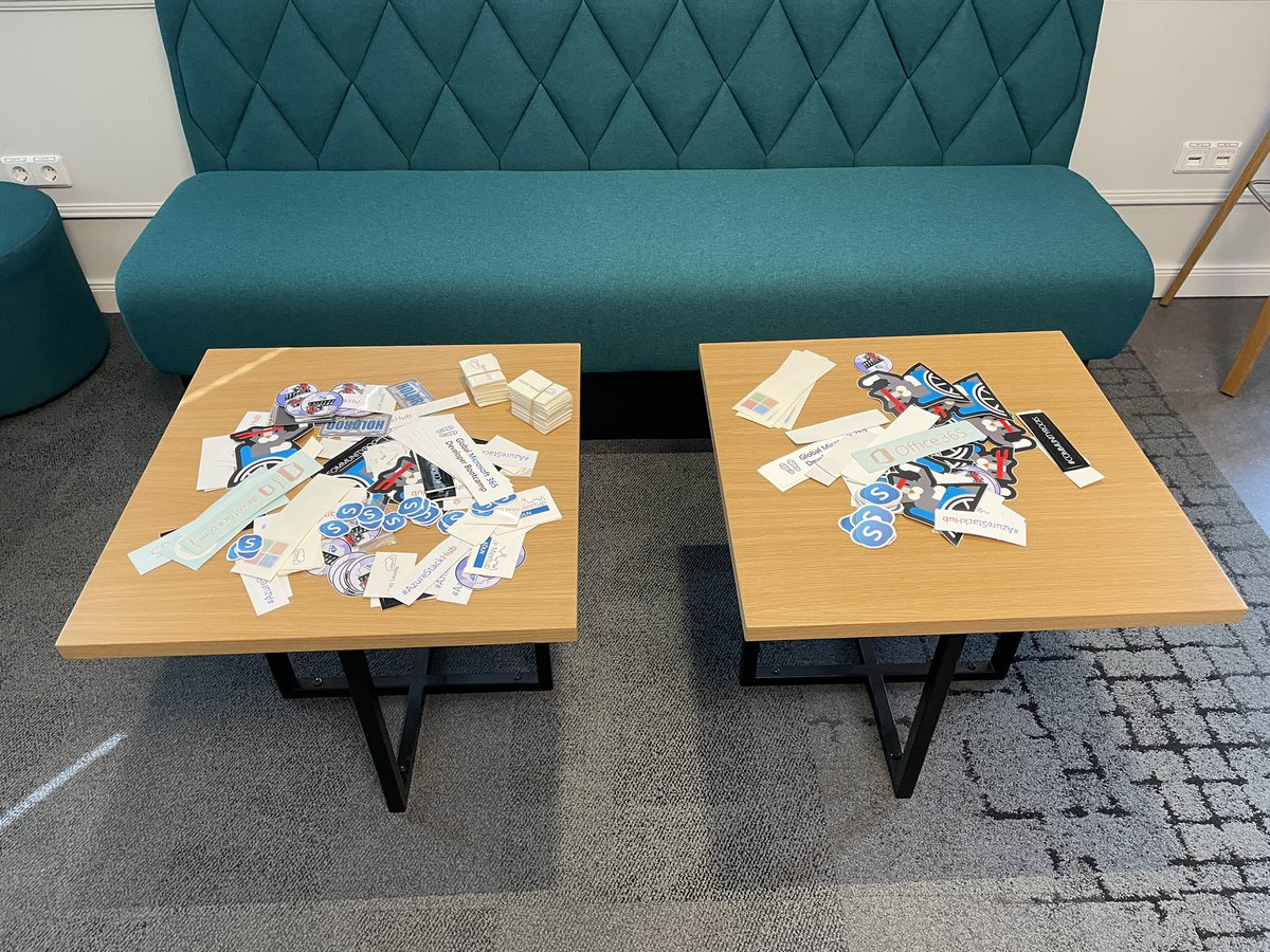azurecgn's tweet photo. Gooodies und Stickertisch :) #azurecgn #globalazure https://t.co/4ke8Hf7T6k
