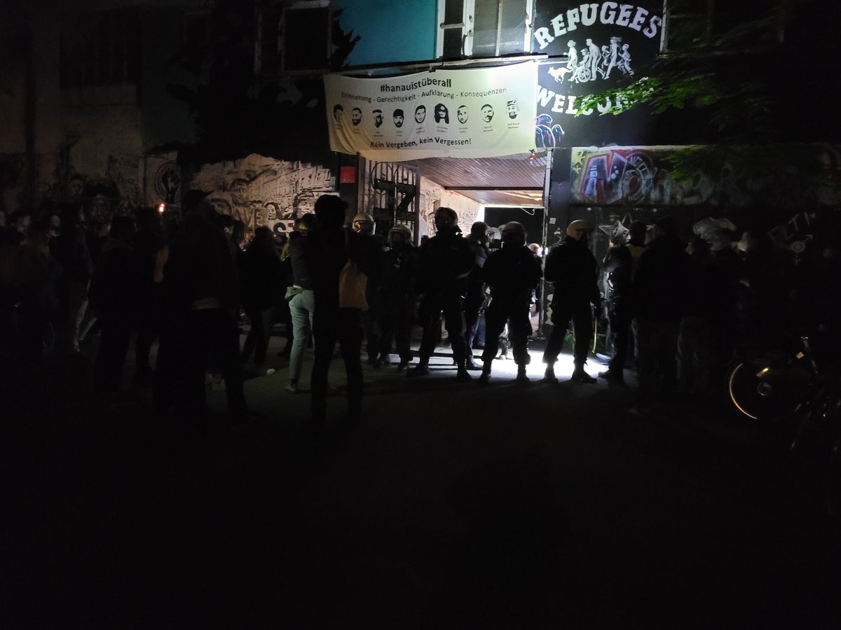 unsersquat's tweet photo. Angriff der #Bullen #Schweine gestern Abend auch das #AZ #Köln wegen angeblicher Ruhestörung. Erste Infos unter https://t.co/2gSGS6Fy4c
#Solidarität mit den verletzten Genoss*innen! #AZKöln #gekommenumzubleiben #keinTagOhne #wirbleibenalle #onestruggleonefight https://t.co/Lvg0ERWRsk