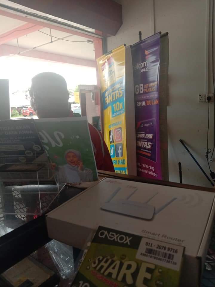 CentreOnexox's tweet photo. Alhamdulillah rezeki raya. Asalnya die nak pakai Digi, sambil-sambil borak tanya die nak pakai wifi modem sekali,terus kite rekemen die pakai xox plan 35 50GB(3mbps). Settle pendaftaran no baru. 

#onexox #onexoxcentremachang #UNL35 #ultimate35 https://t.co/A9mbkXGjVn