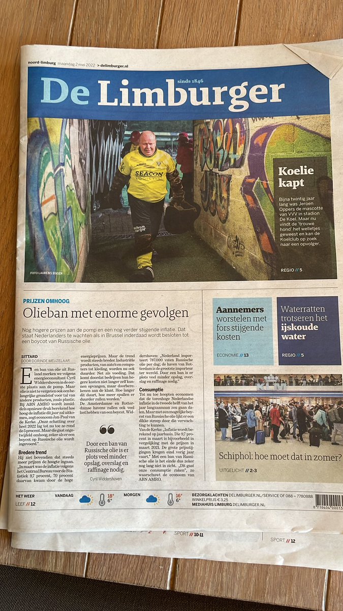 joostcrnt's tweet photo. @Maurice_Klssns @LimburgerSport @HC_Delta_Venlo @delimburger Ach Maurice, hoe serieus kun je een krant nemen die het afscheid van een man in een hondenpak voorpaginanieuws vindt https://t.co/wYcVY5twDn