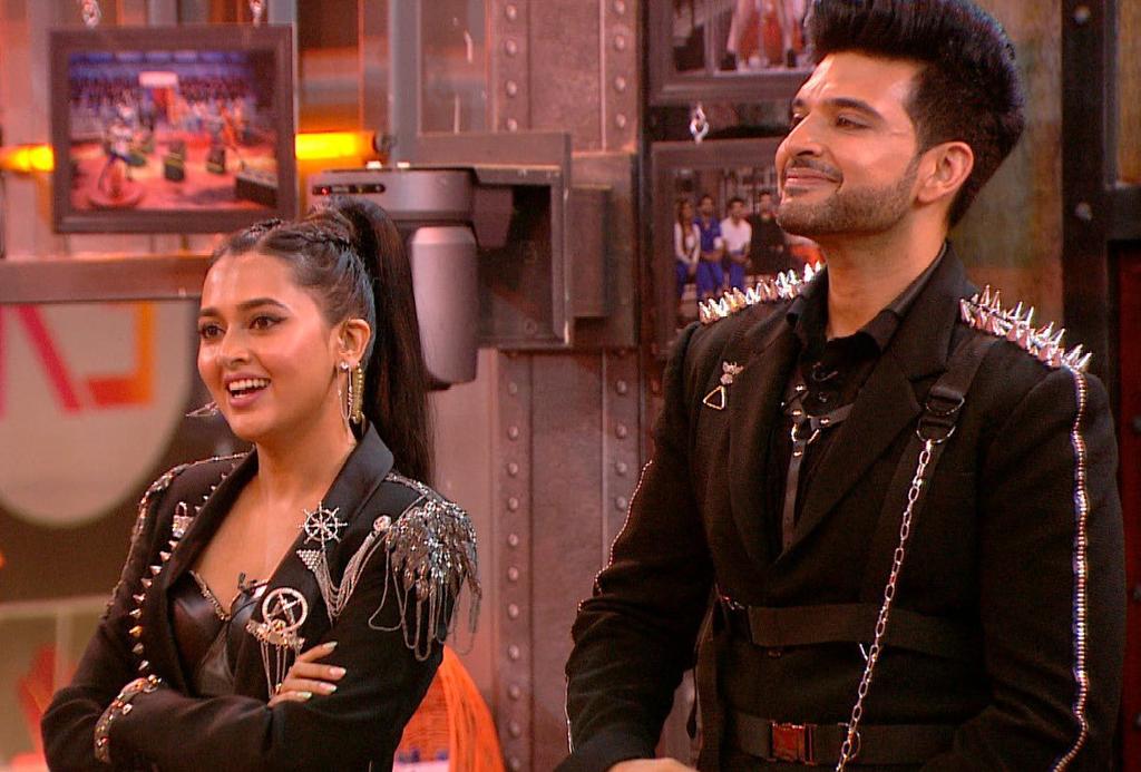 BiggBoss_Tak's tweet photo. #LockUpp Grand Finale titled ‘Aakhri Atyaachaari’ will see the jailor #KaranKundrra and the warden #TejasswiPrakash put their sizzling chemistry to fire on the finale stage.

Retweet If Excited https://t.co/vtGDT1tvw3